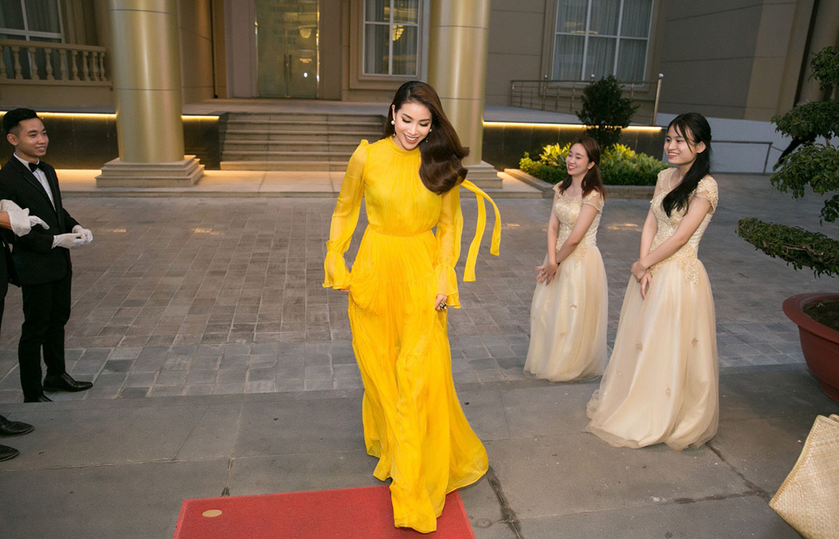 Phạm Hương diện váy vàng rực xuất hiện tựa nữ thần