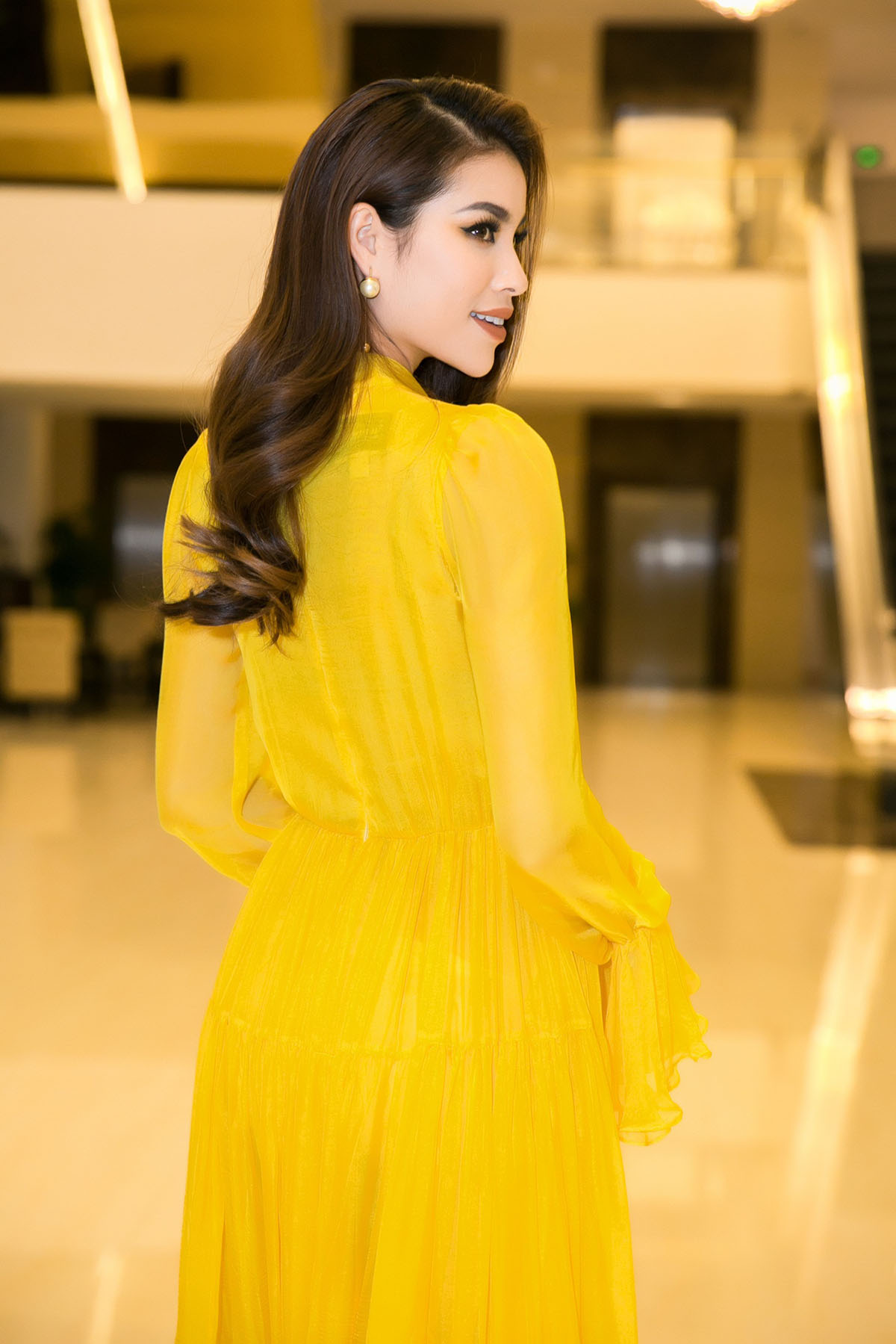 Phạm Hương diện váy vàng rực xuất hiện tựa nữ thần