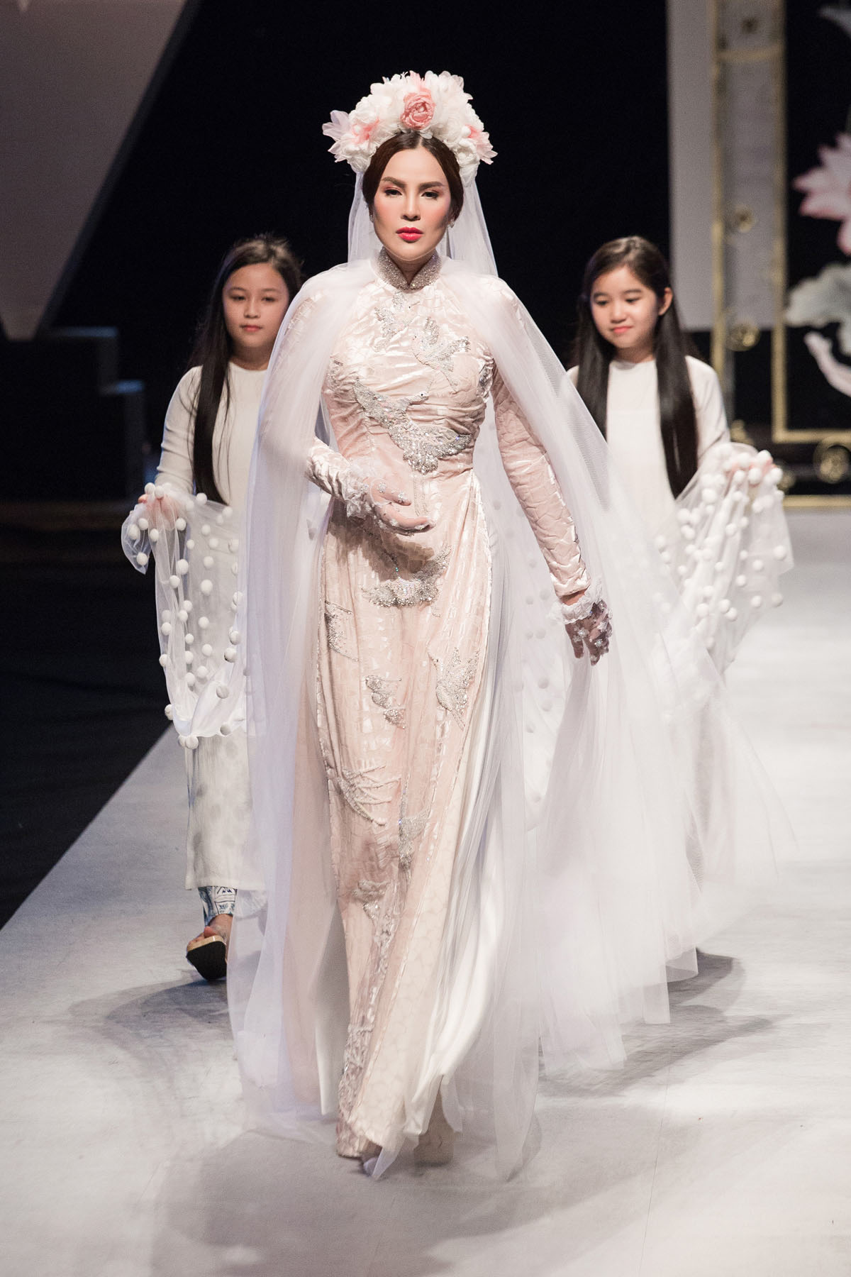 Hoa hậu Phương Lê kiêu sa áo dài sải bước với vai trò vedette