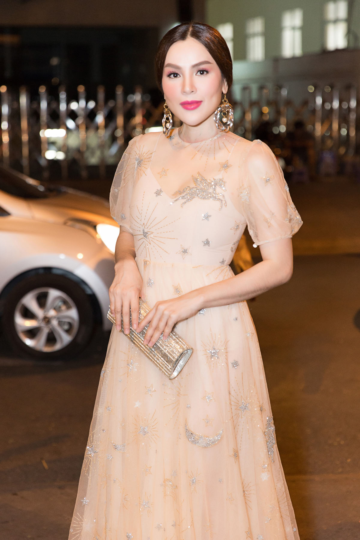 Hoa hậu Phương Lê kiêu sa áo dài sải bước với vai trò vedette