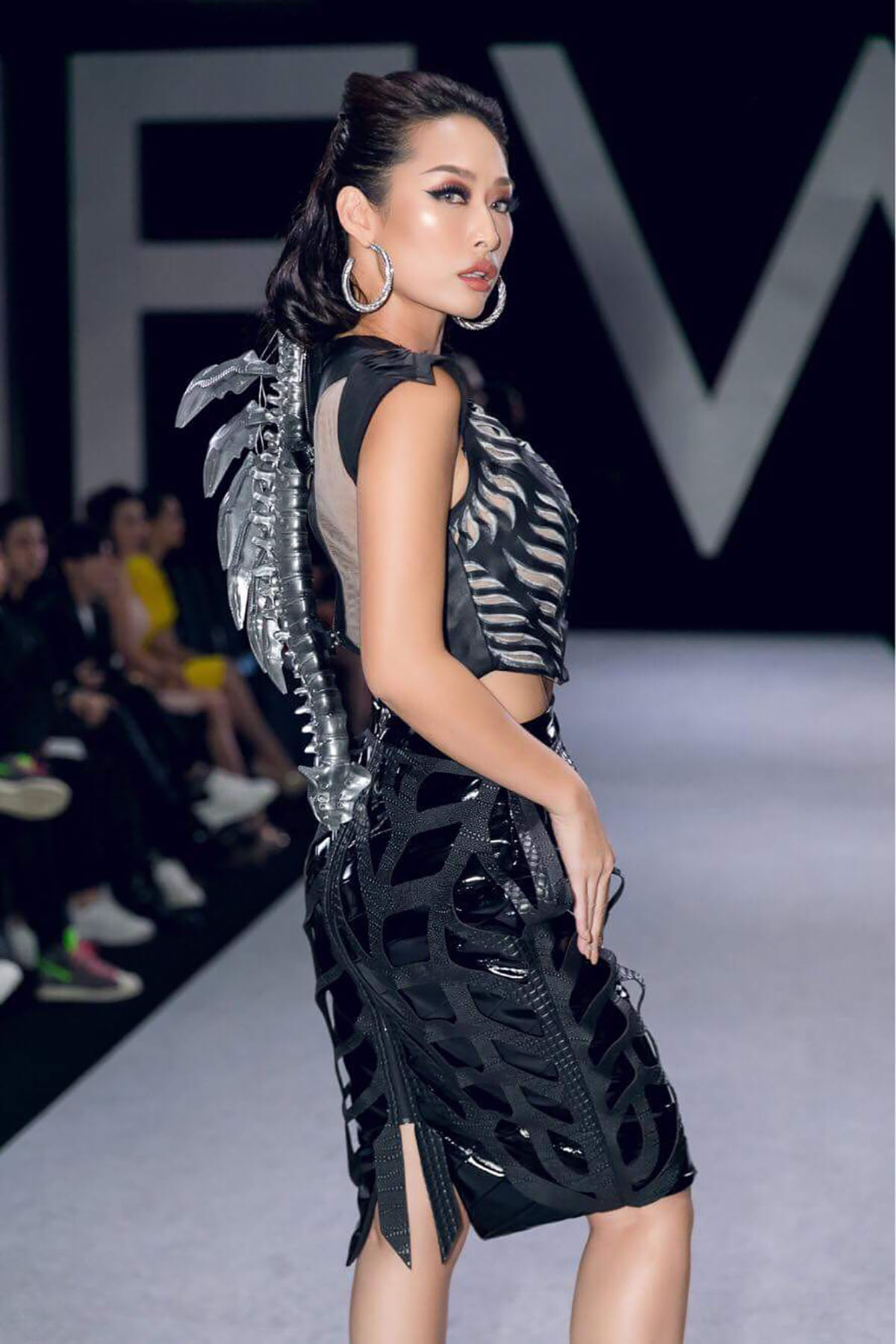 Quỳnh Thy đi coi show thời trang với bộ cánh 'gai cột sống' ấn tượng