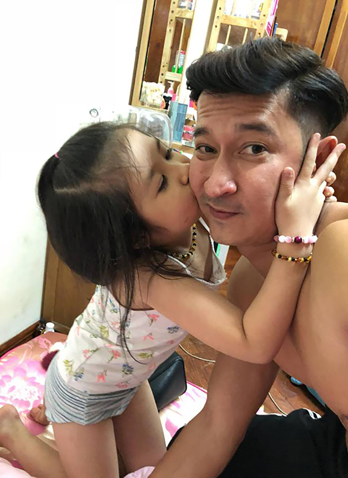 Huy Khánh: 'Tiền tổ chức đám cưới thà để nuôi con'