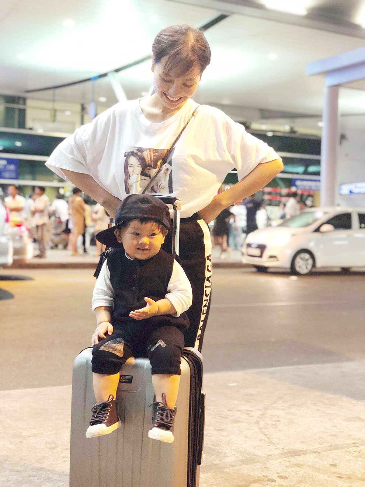 Gia đình Khánh Hiền cực hạnh phúc ở sân bay khi lên đường sang Mỹ