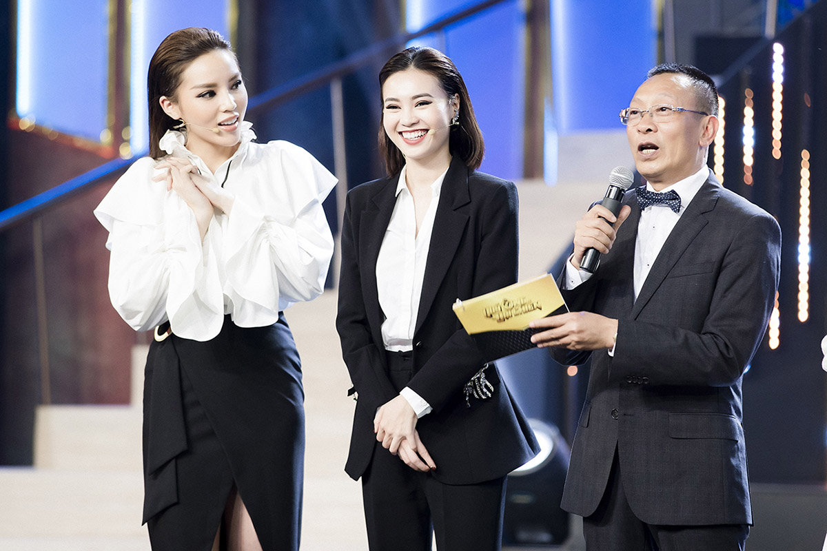 Nhà báo Lại Văn Sâm hóa “bố già” chất lừ bên các mỹ nữ showbiz Việt