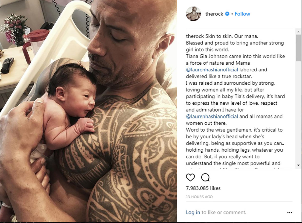 Ông bố khổng lồ Dwayne Johnson gây sốt khi bế con gái mới sinh trên tay