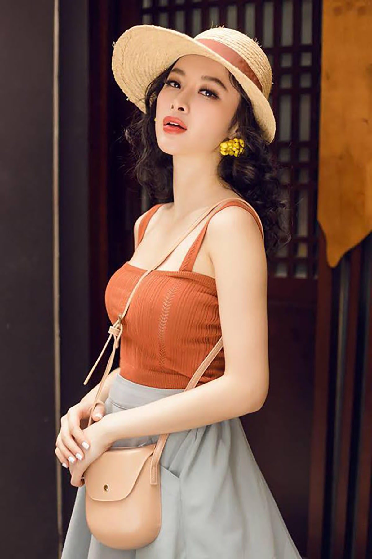 Angela Phương Trinh gợi ý chọn đồ gợi cảm dạo phố mùa hè
