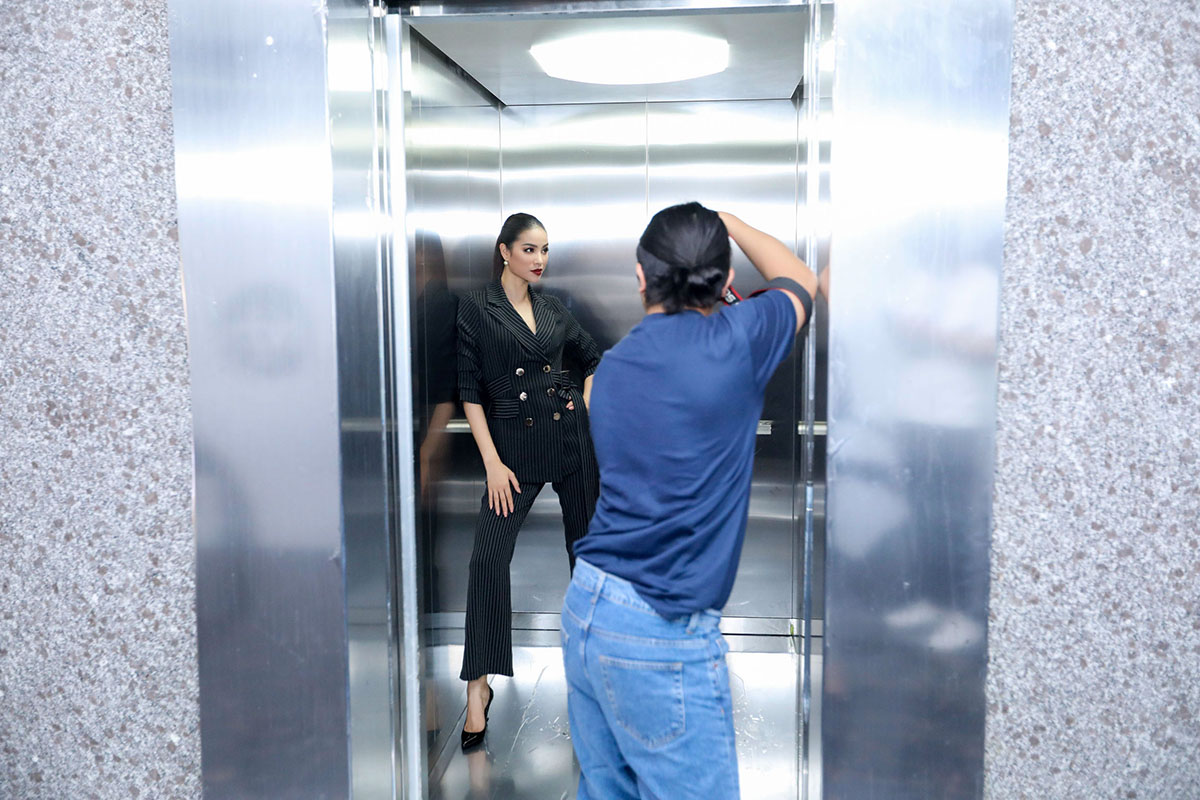 Trước khi ra mắt BST tại hầm giữ xe, Phạm Hương thần thái sang chảnh chụp ảnh trong thang máy