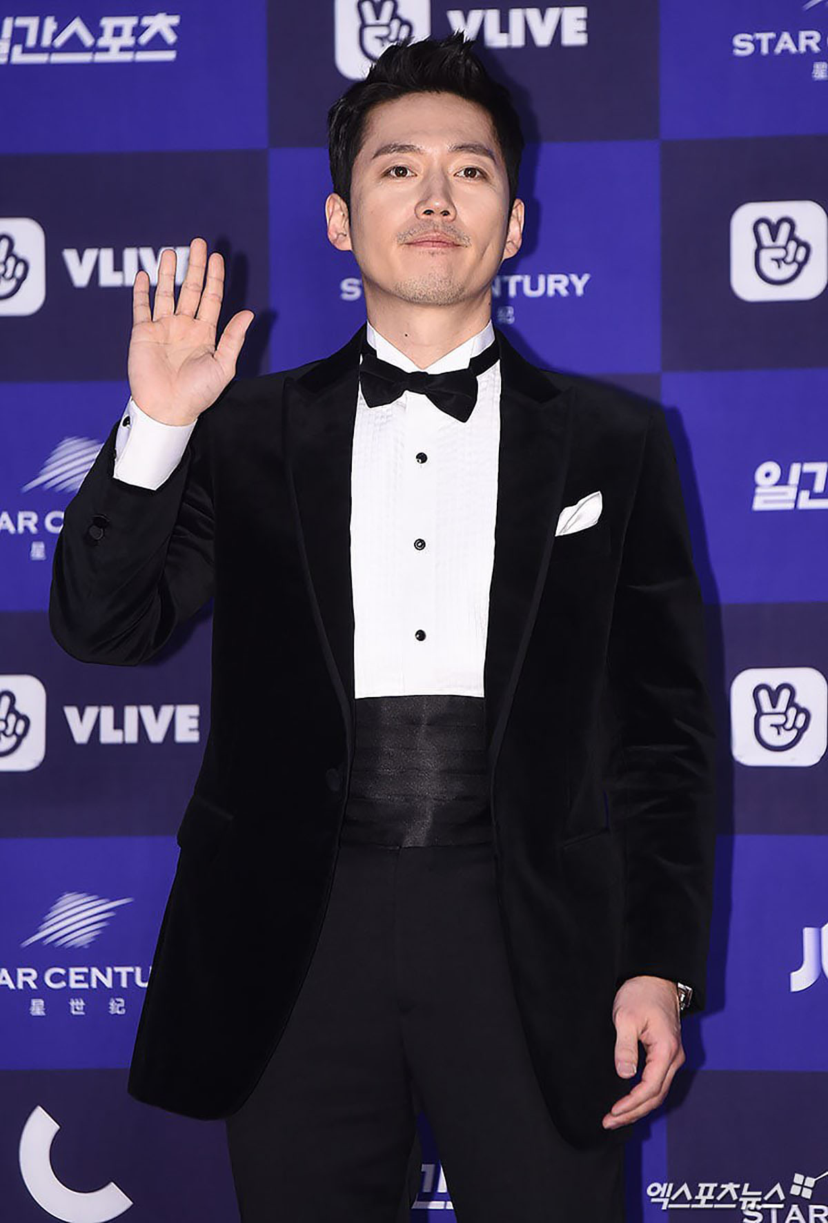 Thảm đỏ Baeksang 2018: 'Chị đẹp' Son Ye Jin, Jung Hae In cùng loạt sao hạng A sang chảnh trên thảm đỏ