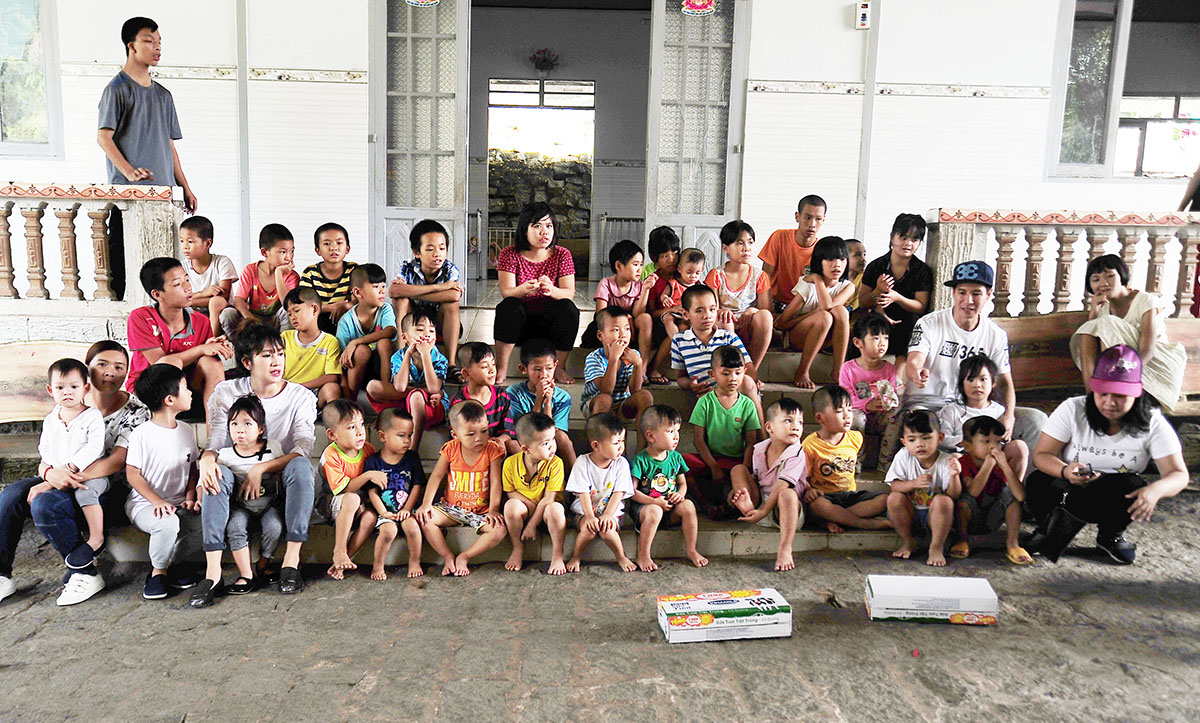 Lý Hải, Minh Hà đưa 4 con về Lâm Đồng thăm trẻ em bị tàn tật, mồ côi
