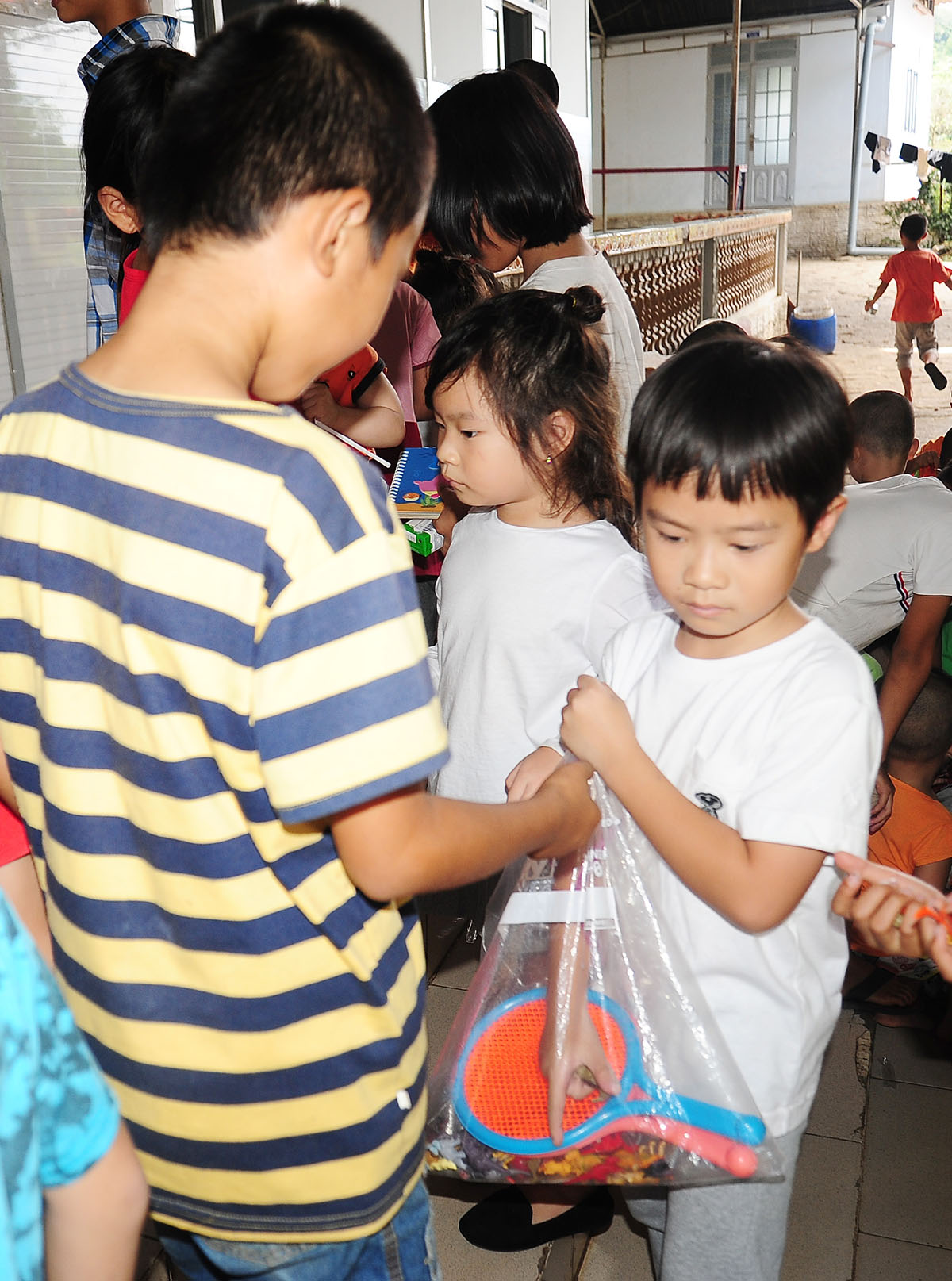 Lý Hải, Minh Hà đưa 4 con về Lâm Đồng thăm trẻ em bị tàn tật, mồ côi