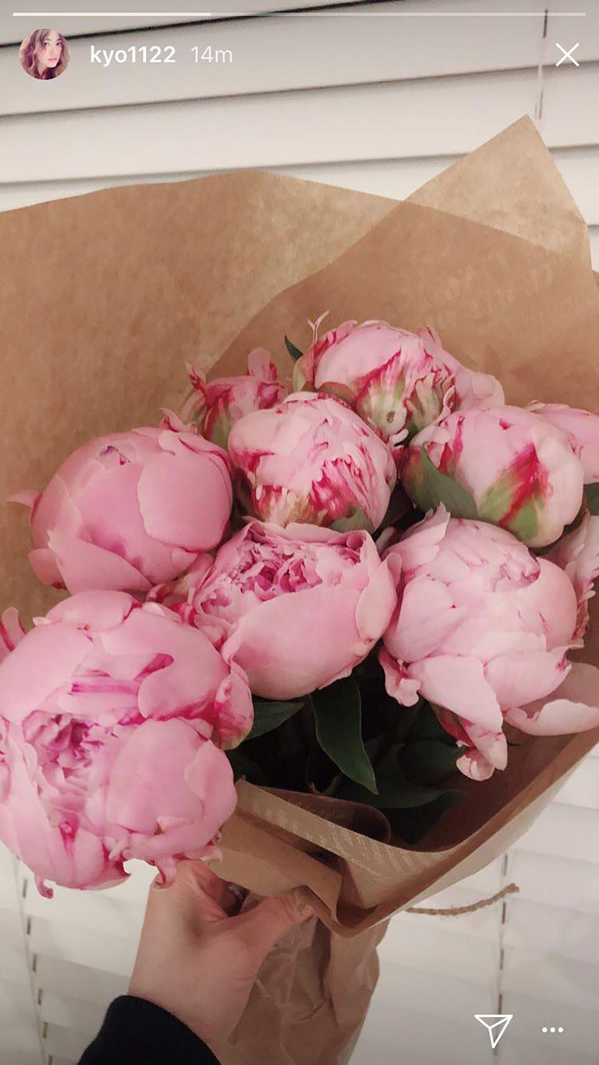 Song Hye Kyo khoe ảnh hoa ông xã tặng, 'nàng cỏ' đăng ảnh kỷ niệm một ngày đặc biệt