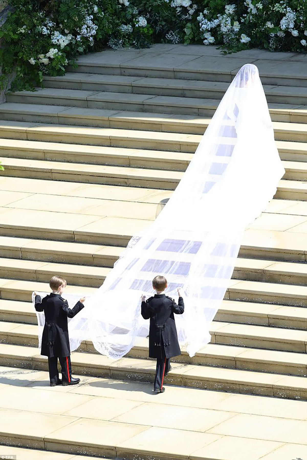 Nàng Lọ Lem Meghan Markle diện 2 mẫu váy cưới tinh tế nhưng trị giá tới hơn 8 tỷ đồng