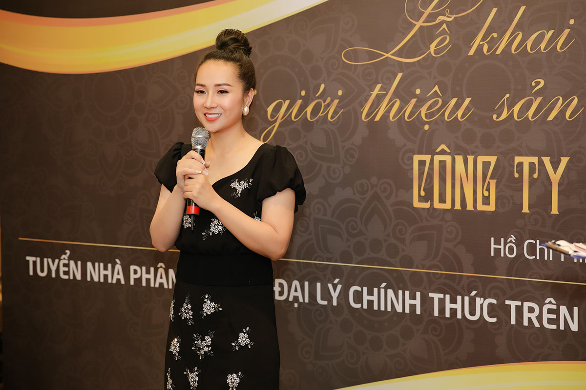 Ra mắt hương hiệu YHL, Hằng Lê hạnh phúc khi Hà Hồ, Vân Trang, Vũ Hà và loạt sao Việt đến chúc mừng