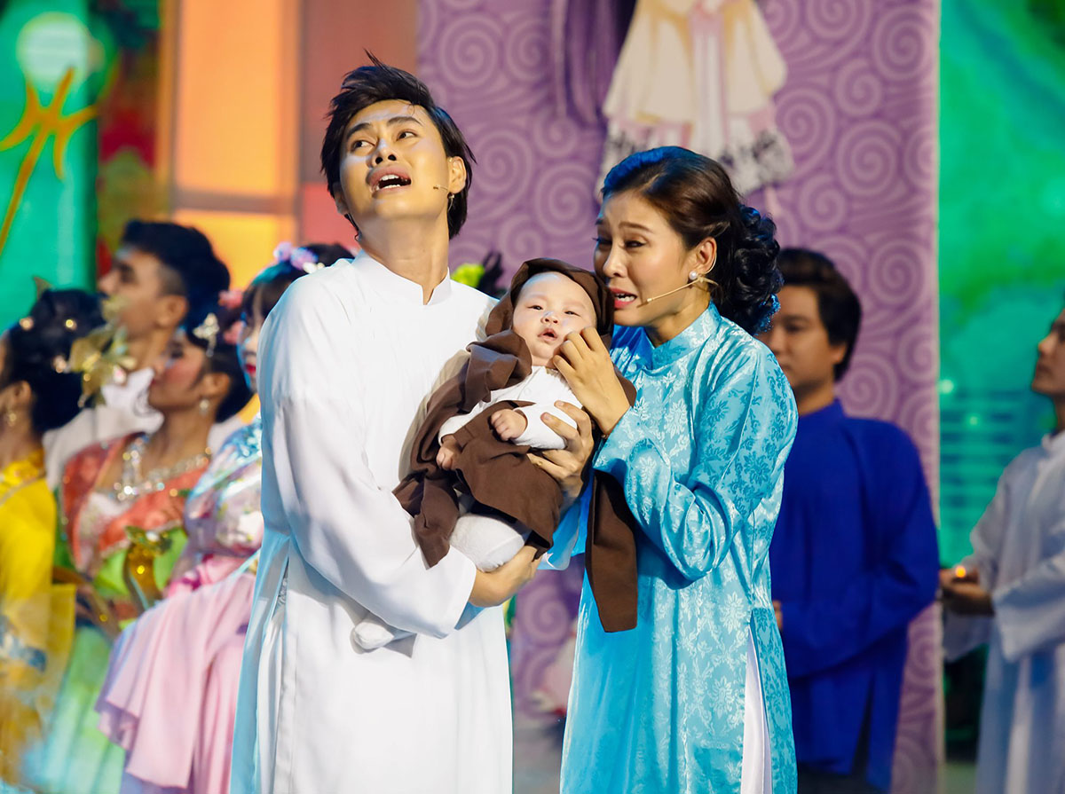 Khán giả giàn giụa nước mắt khi Sơn Ca - Bảo Chu tái hiện câu chuyện '12 Bà Mụ'