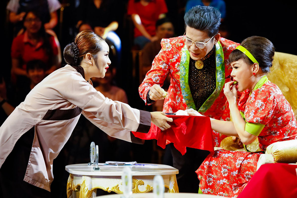 Khán giả giàn giụa nước mắt khi Sơn Ca - Bảo Chu tái hiện câu chuyện '12 Bà Mụ'