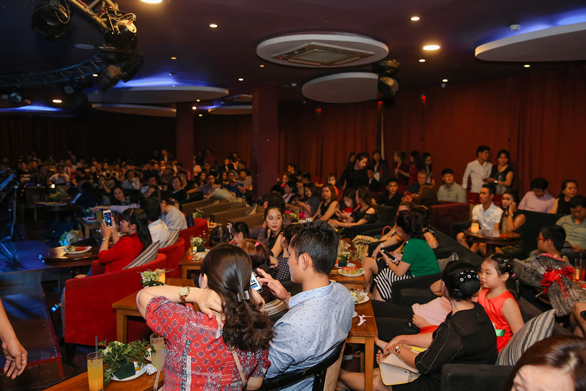 Hàng trăm khán giả từ Bình Dương, Đồng Nai, Vũng Tàu đến chúc mừng Bích Ly trong mini liveshow