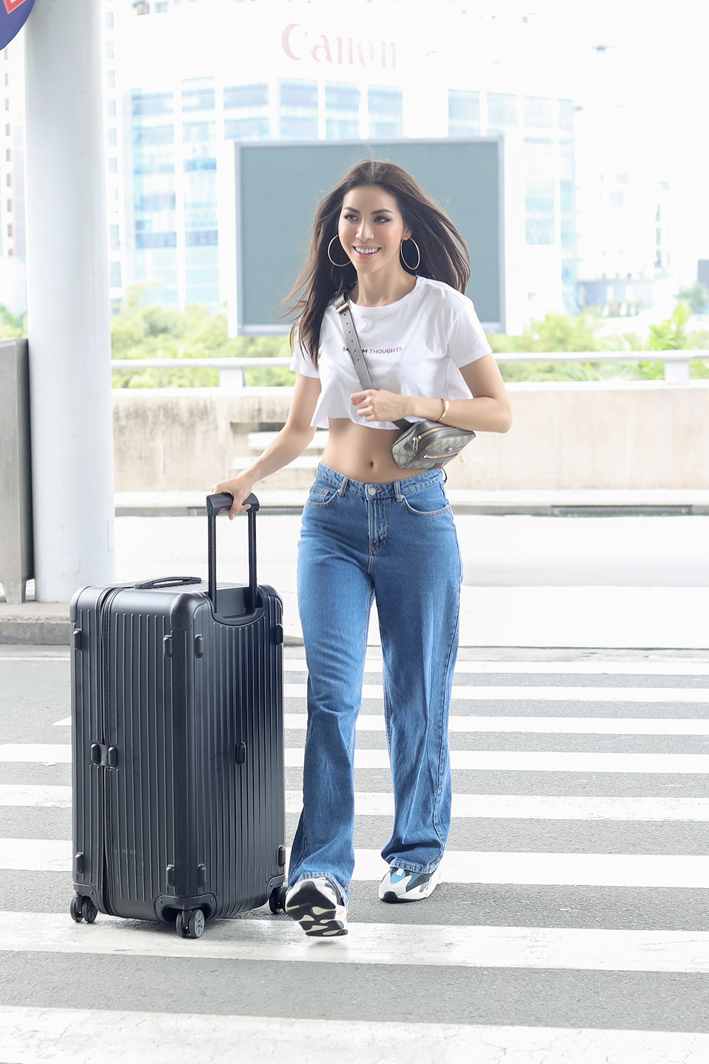 Siêu mẫu Minh Tú diện đồ cực chất tại sân bay đi Thái Lan tham dự họp báo Asia’s Next top Model 