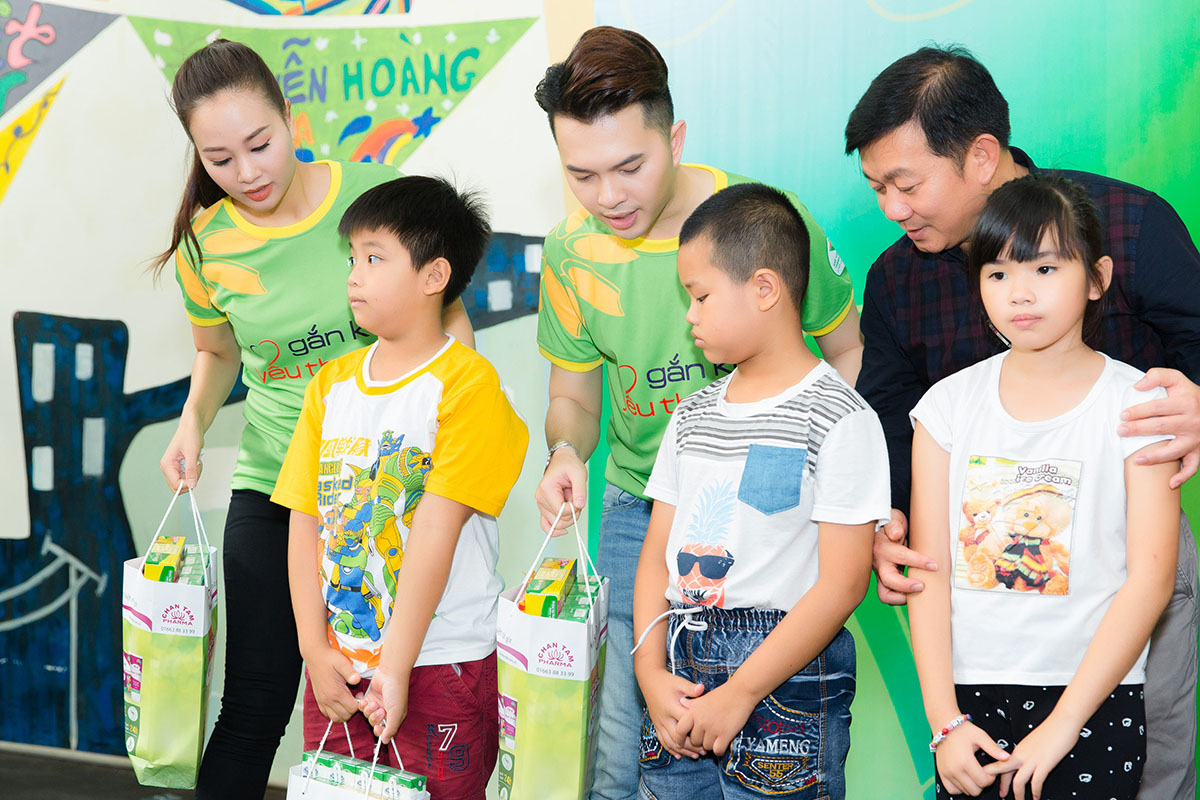 Nam Cường, Trịnh Kim Chi, Kim Tuyến, Hà Thuý Anh, Chí Thiện ‘lăn xả’ chơi đùa cùng các em nhỏ mồ côi