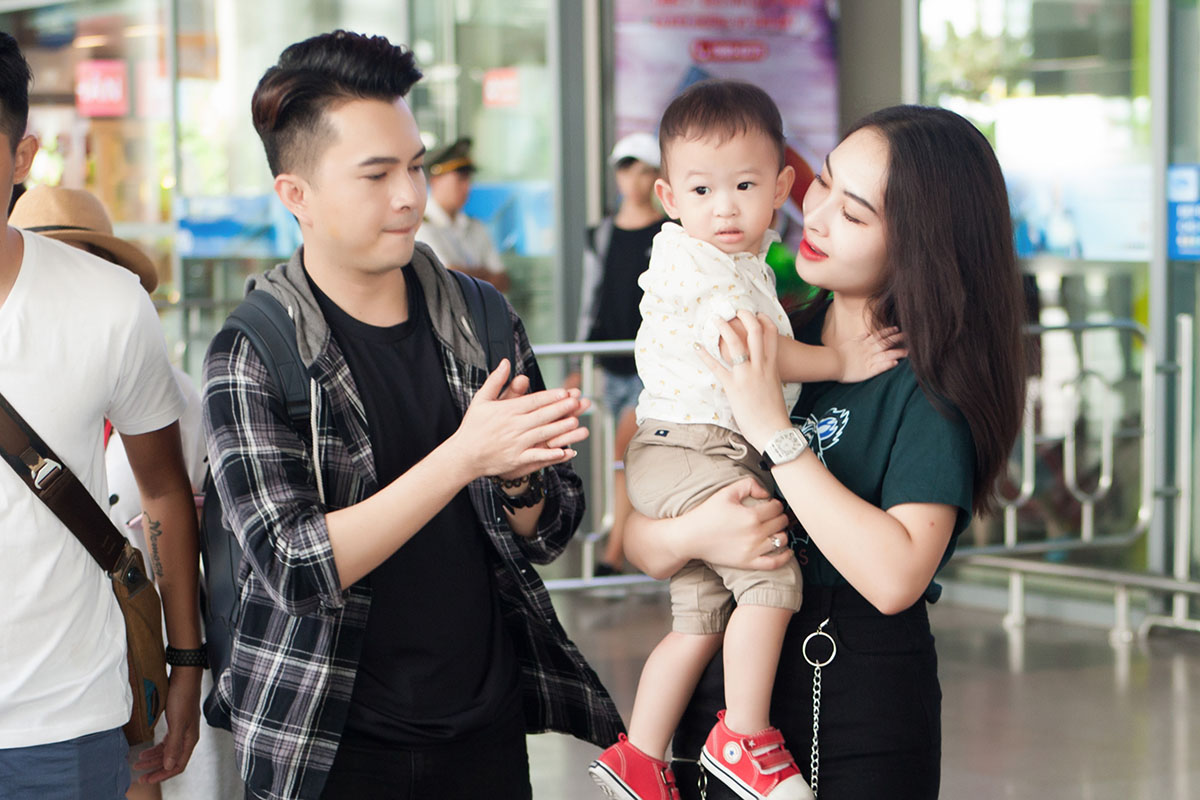 Con trai hơn 1 tuổi quấn Nam Cường như hình với bóng ở sân bay Đà Nẵng