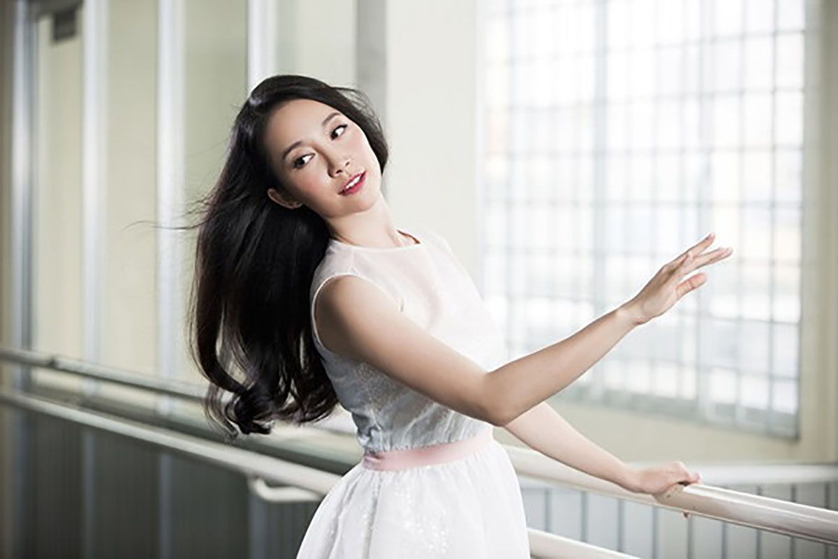 Hoa hậu Hoàn Vũ Riyo Mori kết hợp cùng Linh Nga múa trước 3.500 khán giả Việt