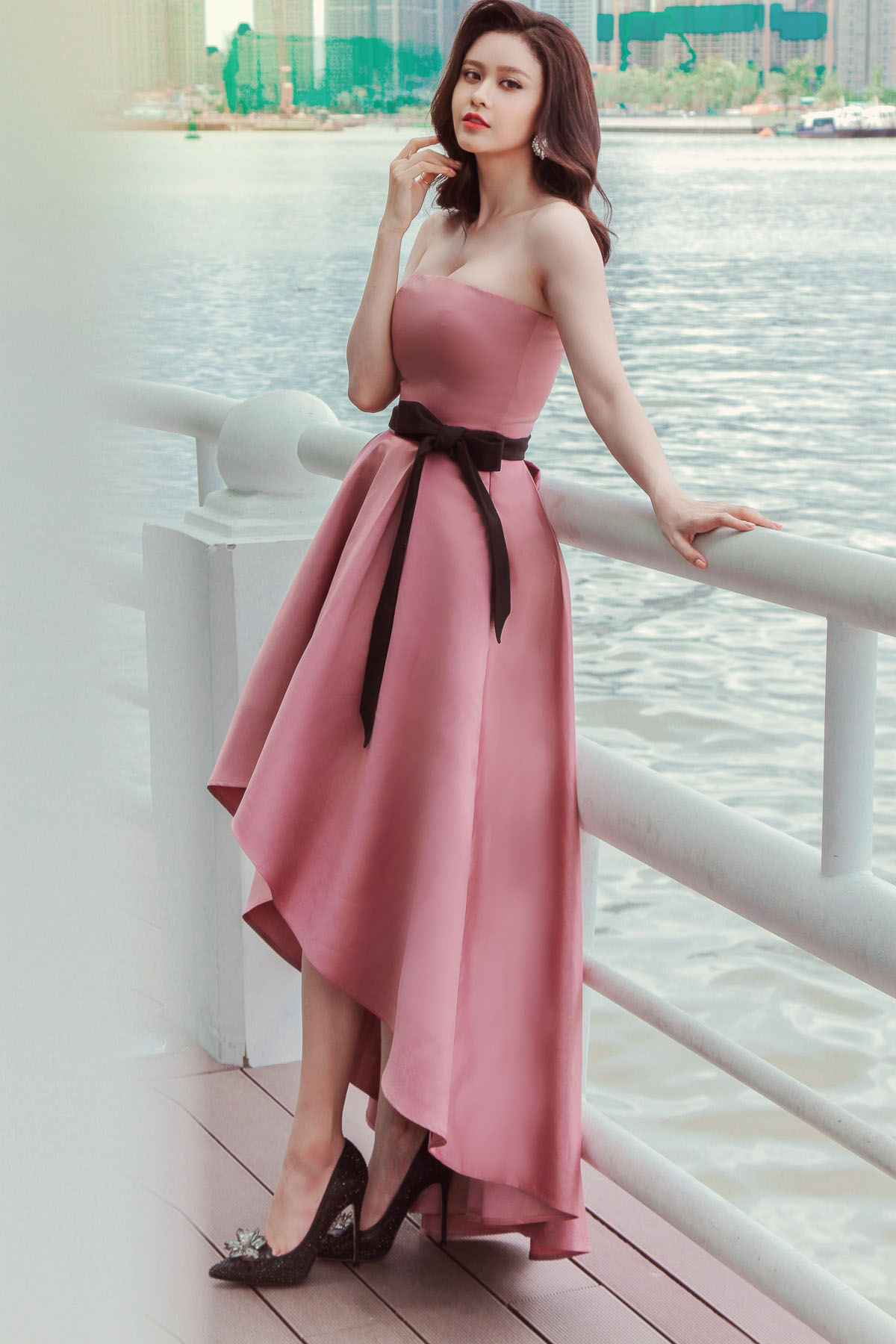 Trương Quỳnh Anh đẹp mơ màng hóa 'nàng thơ' với trang phục màu hồng ngọt ngào