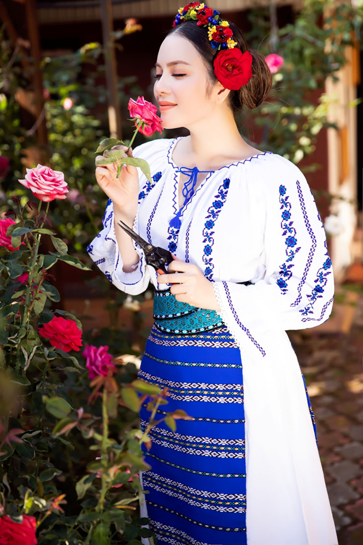10 khoảnh khắc xinh đẹp của Lý Nhã Kỳ khi diện trang phục truyền thống của Romania