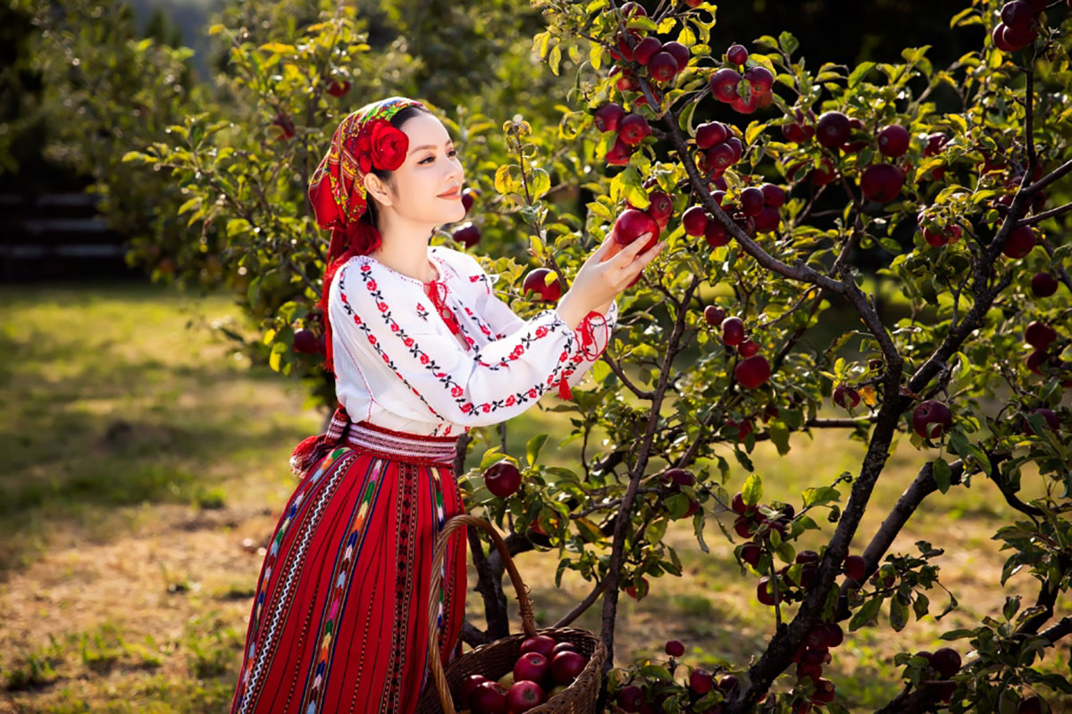 10 khoảnh khắc xinh đẹp của Lý Nhã Kỳ khi diện trang phục truyền thống của Romania