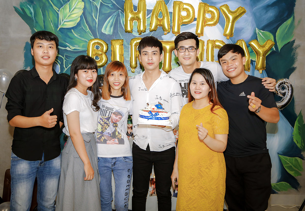Mẹ và fans ruột bí mật tổ chức sinh nhật cho Hồ Quang Hiếu