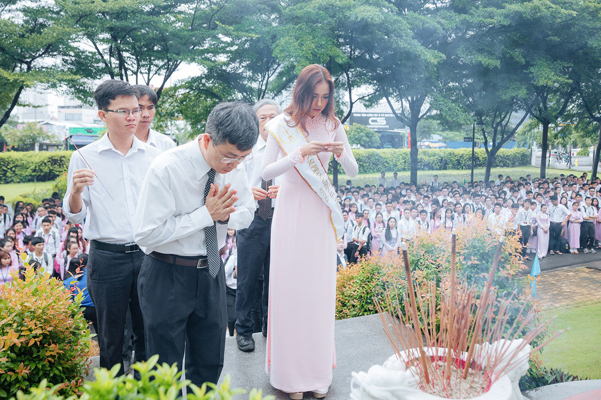 Hoa hậu Ngọc Châu rạng rỡ áo dài về thăm trường sau đăng quang 'Miss Supranational Vietnam 2018'