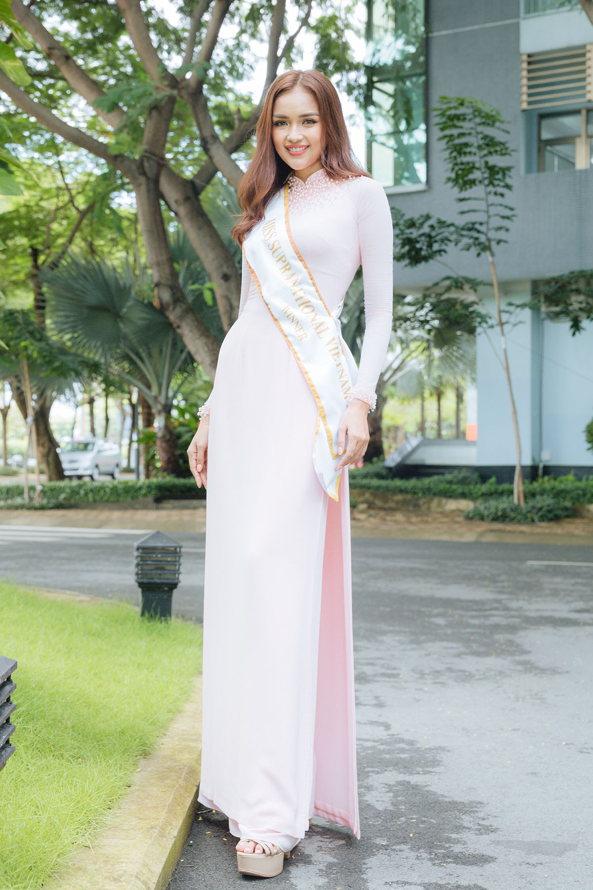 Hoa hậu Ngọc Châu rạng rỡ áo dài về thăm trường sau đăng quang 'Miss Supranational Vietnam 2018'
