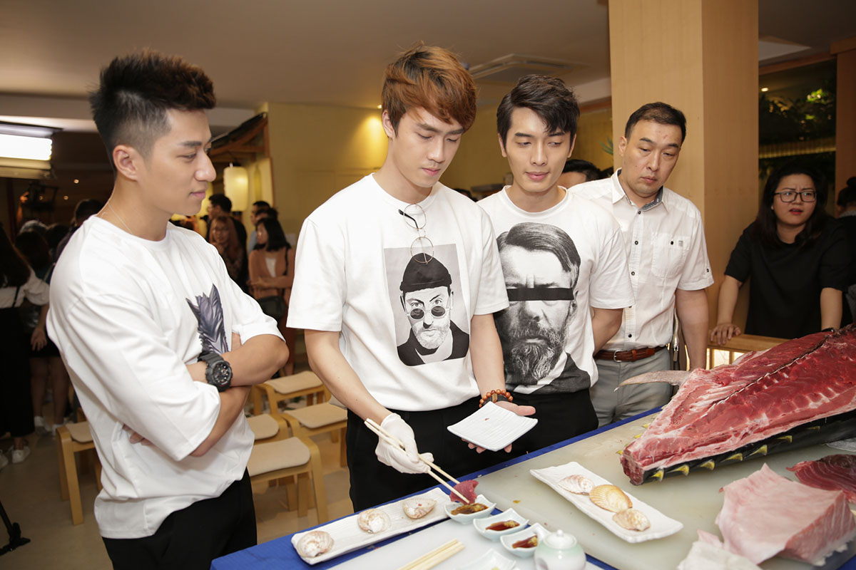 Hương Giang, Jun Vũ, Vũ Cát Tường, Gil Lê háo hức khi thưởng thức món cá ngừ nặng hơn 100 kg