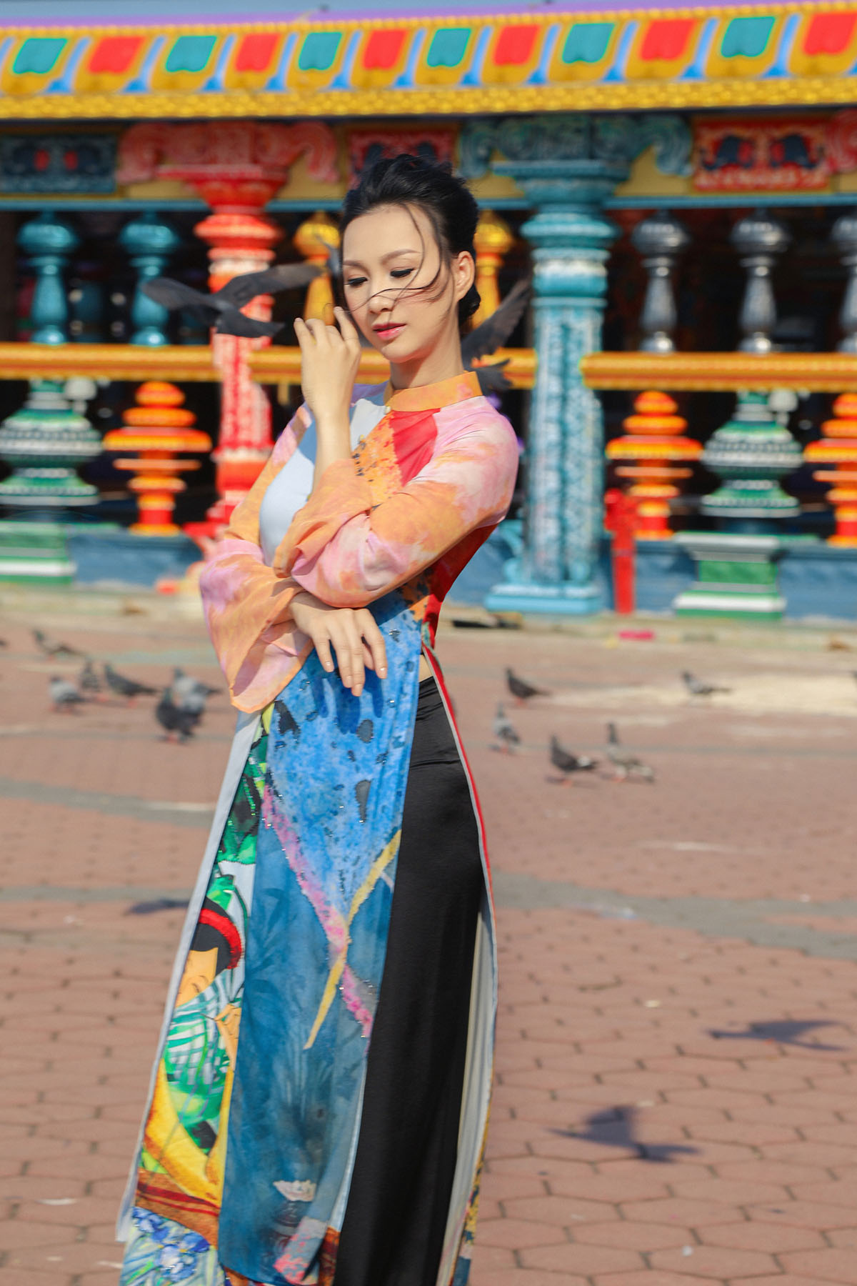 Paris Vũ diện áo dài chụp ảnh ở ngôi đền 'cầu được ước thấy' tại Malaysia