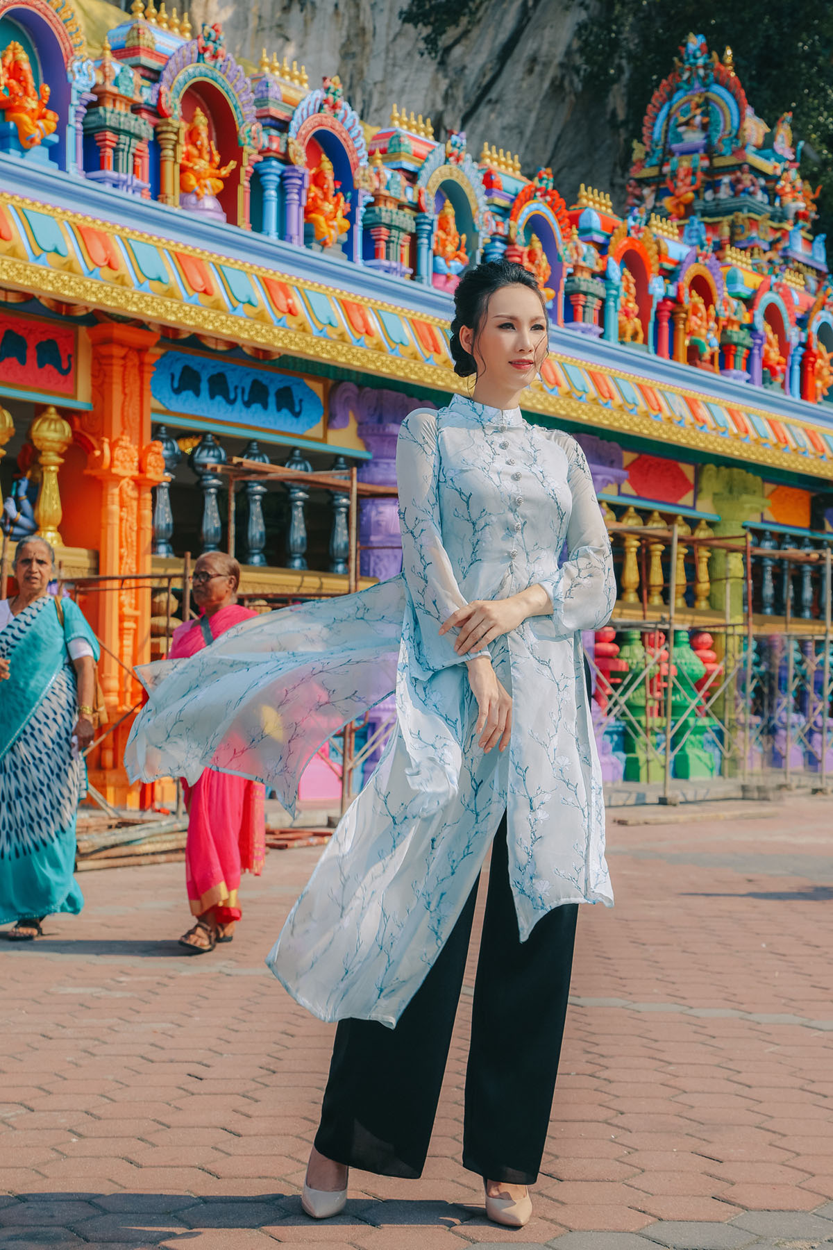 Paris Vũ diện áo dài chụp ảnh ở ngôi đền 'cầu được ước thấy' tại Malaysia
