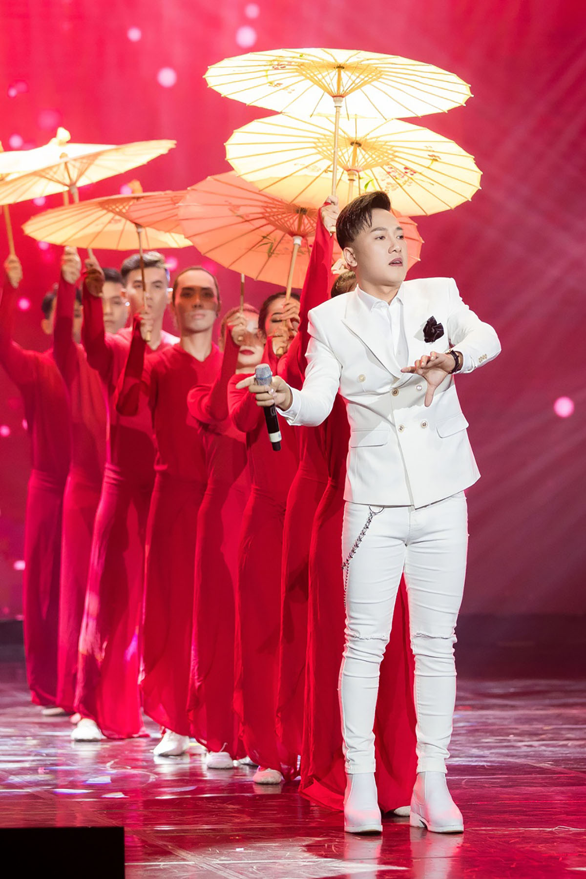 Châu Khải Phong tự hào khi xuất thân là ca sĩ chuyên hát hội chợ