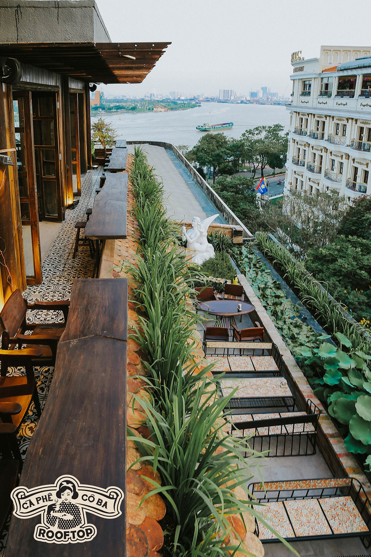 Hoàng Yến Chibi phát cuồng vì không gian view sông Sài Gòn của Cô Ba Rooftop