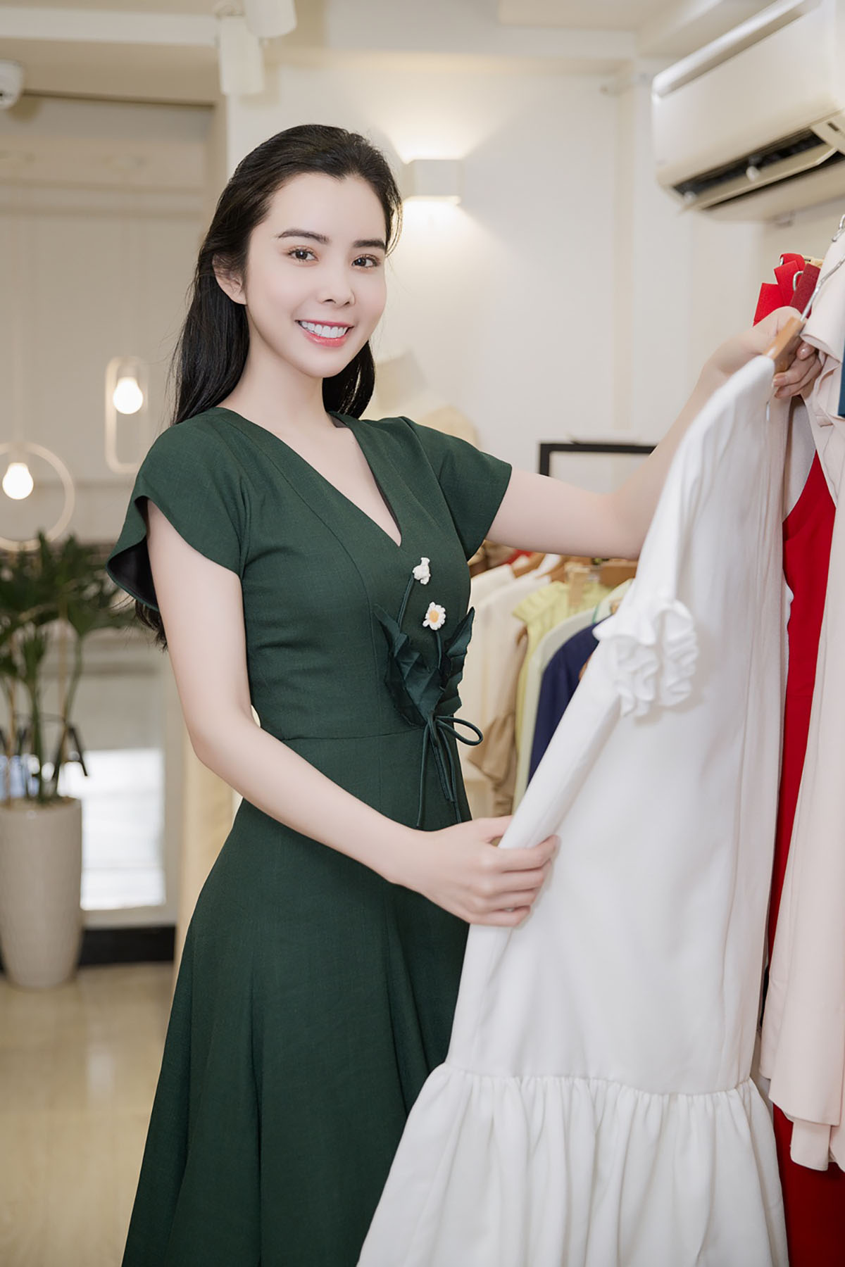 Huỳnh Vy gấp rút thử hơn 40 bộ trang phục chuẩn bị sang Philippines