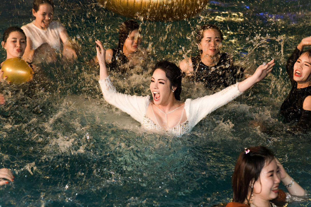 Nhật Kim Anh phấn khích nhảy xuống bể bơi dù… không biết bơi