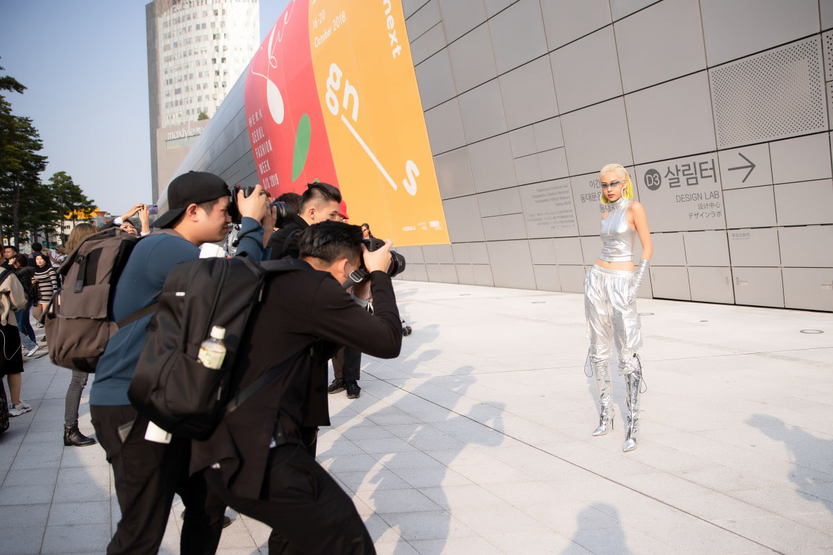 Phí Phương Anh 'phá đảo' Seoul Fashion Week với tóc ombre vàng chanh