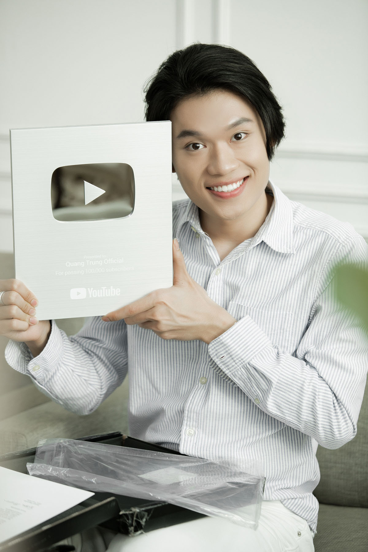 Vừa cán mốc 100,000 người theo dõi, Quang Trung đã được nhận nút Bạc YouTube
