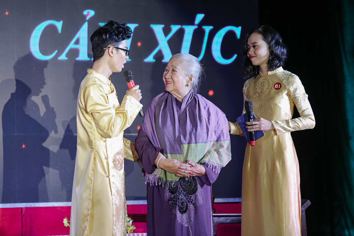 Học trò Én Bạc Đào Duy gây xúc động đưa tình yêu đẹp của vợ chồng Hiệp sĩ đường phố Trần Văn Hoàng lên sân khấu