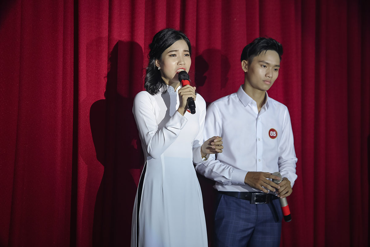 Học trò Én Bạc Đào Duy gây xúc động đưa tình yêu đẹp của vợ chồng Hiệp sĩ đường phố Trần Văn Hoàng lên sân khấu