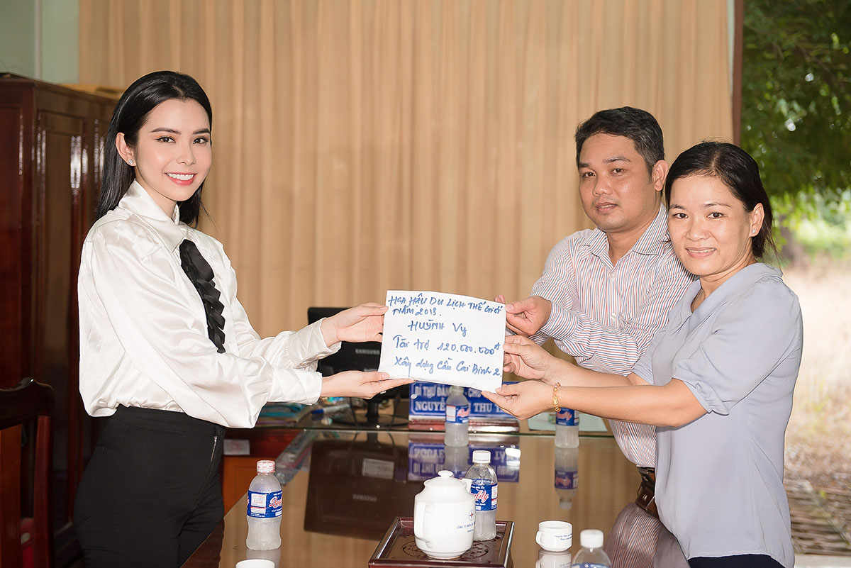 Huỳnh Vy tặng nhà tình thương, quyên góp tiền xây cầu kiên cố cho bà con tỉnh Đồng Tháp