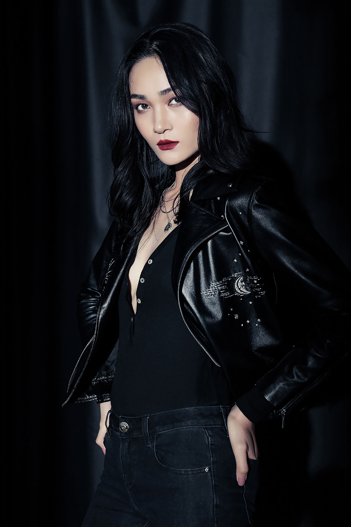 Sexy tuyệt đối trong MV mới của Trọng Hiếu, người mẫu Thùy Trang thu hút mọi ánh nhìn