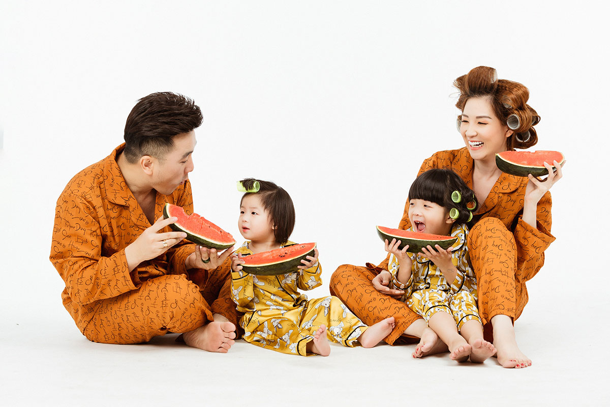 Dương Ngọc Thái cùng vợ và 2 con gái mặc pijama chụp ảnh gia đình