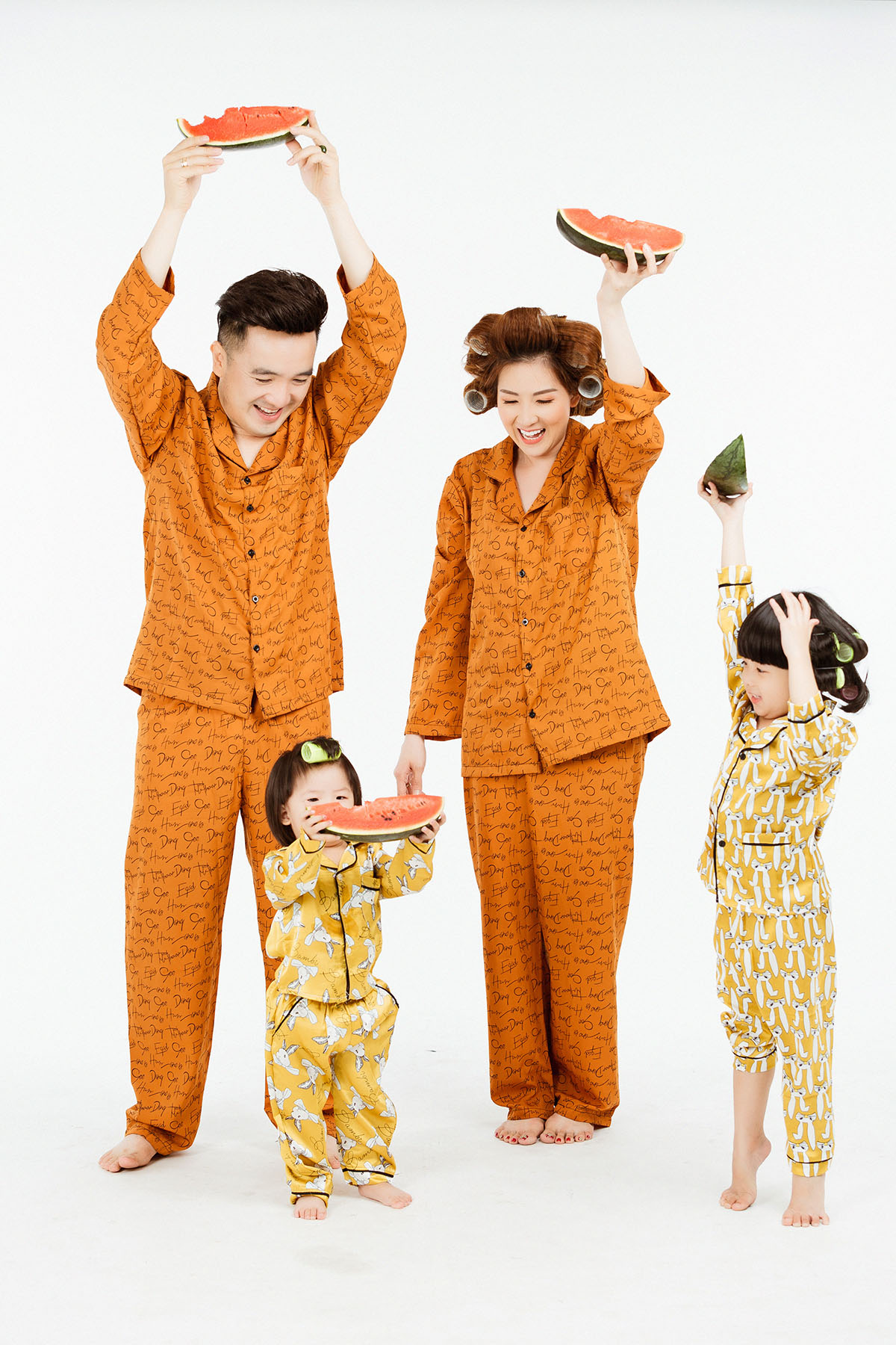 Dương Ngọc Thái cùng vợ và 2 con gái mặc pijama chụp ảnh gia đình