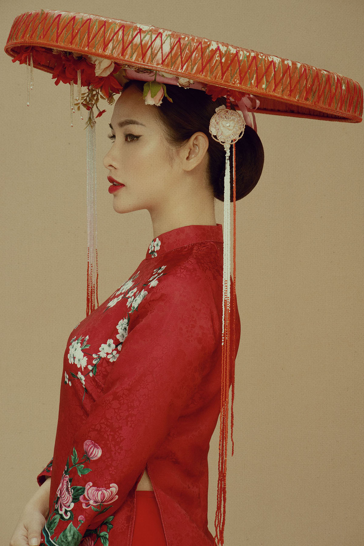 Á hậu Thanh Trang ‘sắc lẹm’ với kiểu mắt một mí khi diện áo dài cách tân