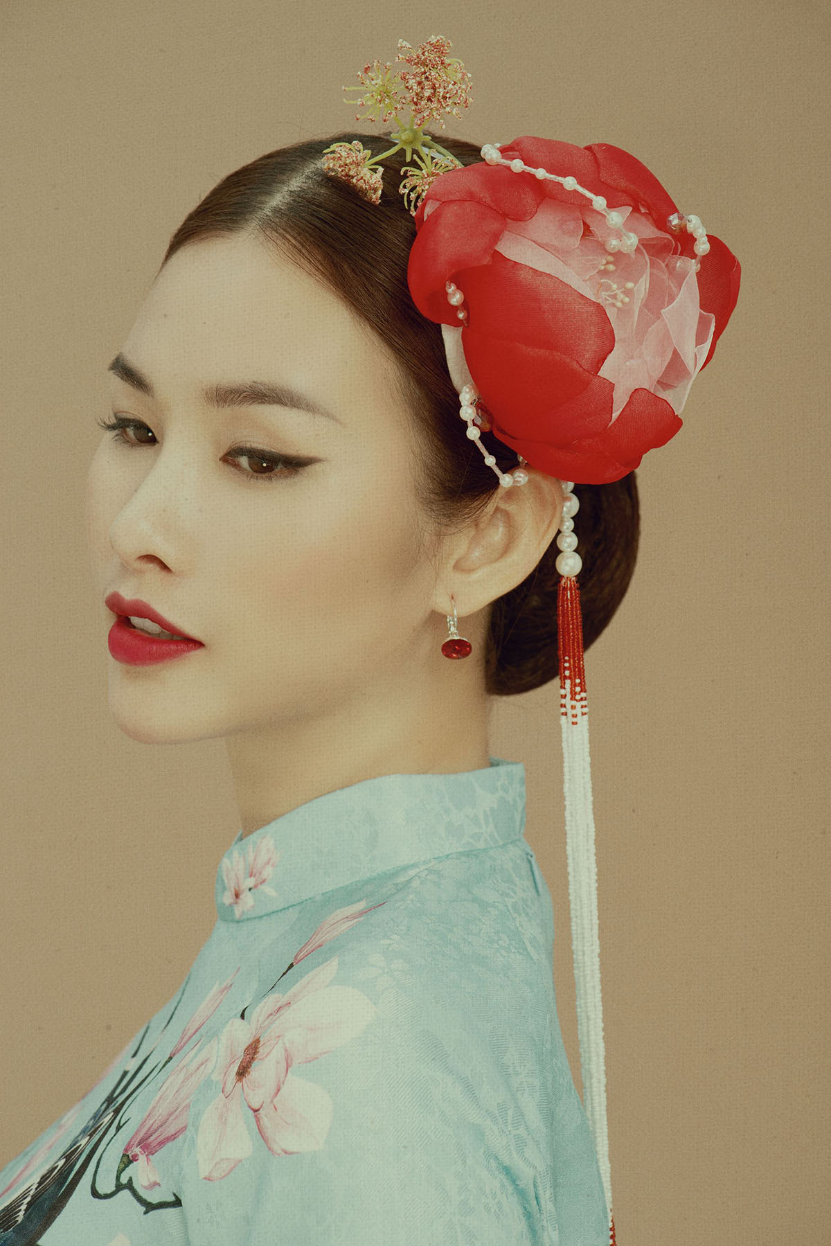 Á hậu Thanh Trang ‘sắc lẹm’ với kiểu mắt một mí khi diện áo dài cách tân