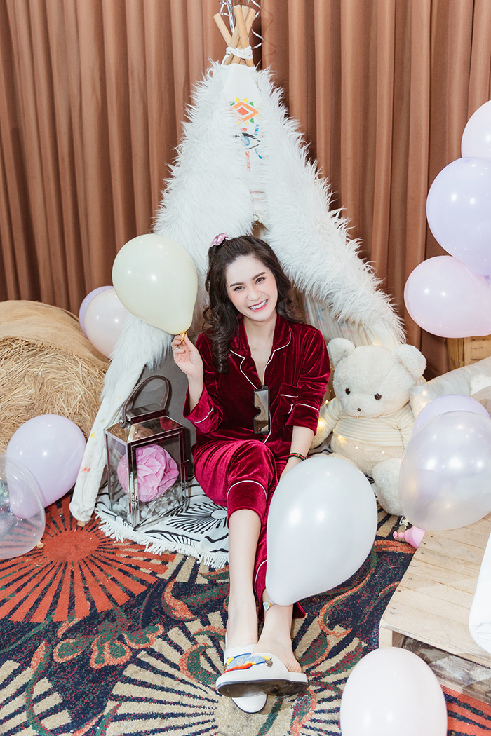 Hoa hậu Hương Giang diện đồ ngủ dự sinh nhật của Đoàn Di Băng
