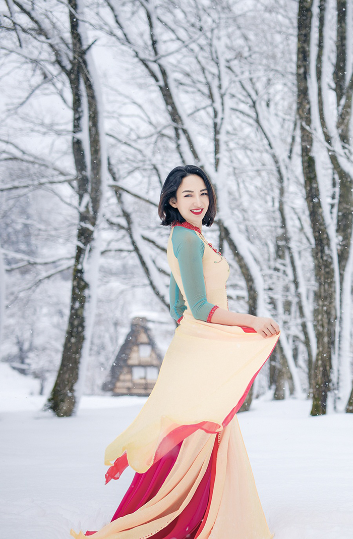 Ngọc Diễm diện áo dài mỏng tang ngồi trên tuyết lạnh giá chụp ảnh 