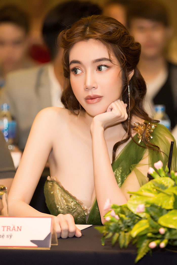 Elly Trần trở lại rạng rỡ sau 4 năm vắng bóng khỏi làng giải trí Việt